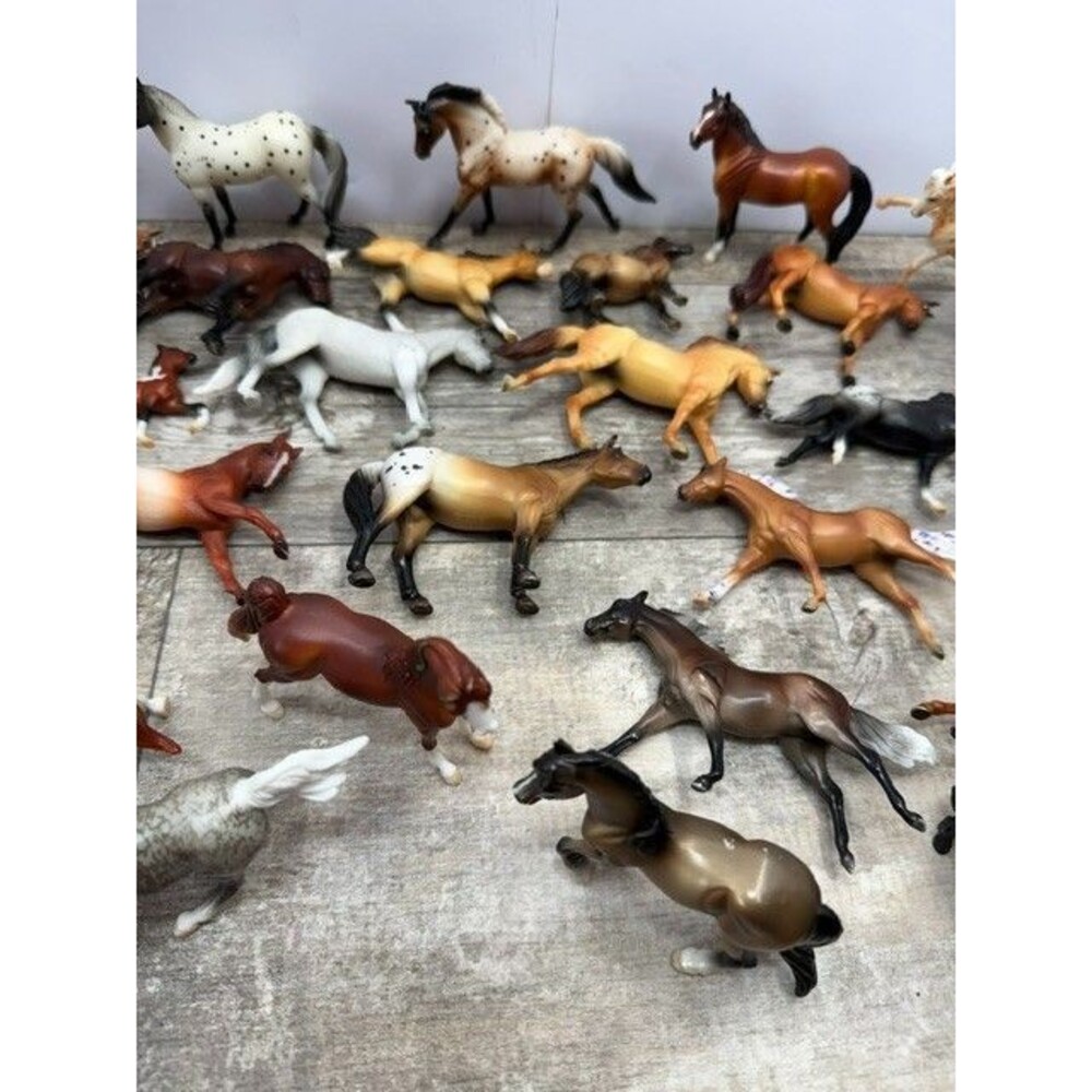 Huge Lot Of 44 Breyer Reeves Horses Stablemates 1/32 Assorted - Picture 8 of 10